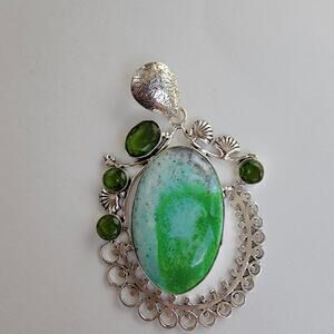 Stunning Green Simulated Gemstone Pendant Necklace - 20 Inch Chain